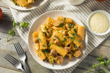 Ev yapımı sucuk ve rezene Rigatoni