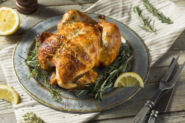 Frango caseiro Rotisserie com ervas — Fotografia de Stock