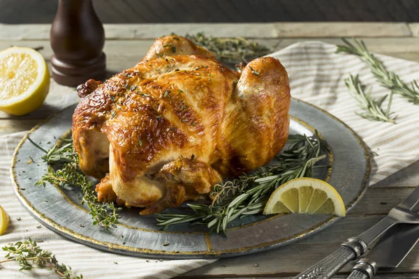 Frango caseiro Rotisserie com ervas — Fotografia de Stock