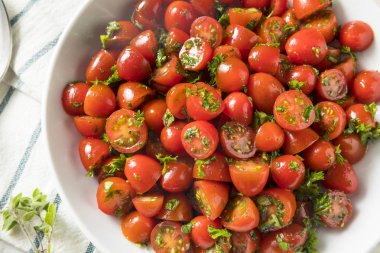 Sağlıklı ev yapımı kiraz domates salatası