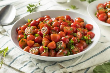 Sağlıklı ev yapımı kiraz domates salatası