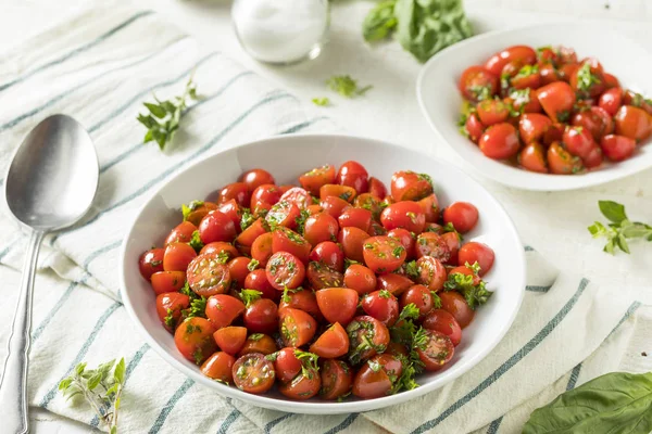 Ensalada de tomate cherry casera saludable — Foto de Stock
