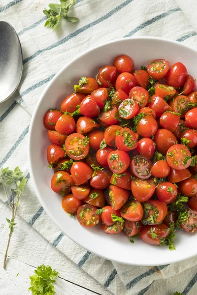 Ensalada de tomate cherry casera saludable — Foto de Stock