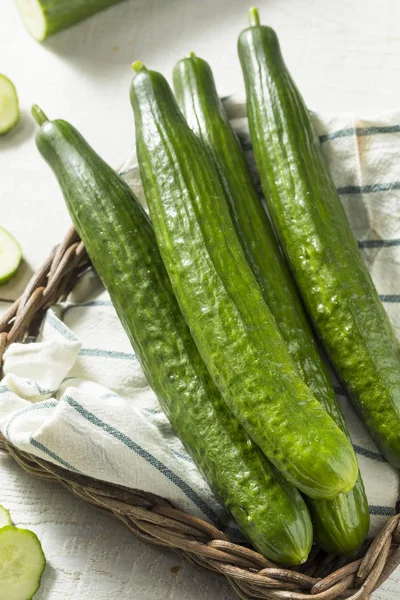 Hälsosam ekologisk grön engelska gurka — Stockfoto