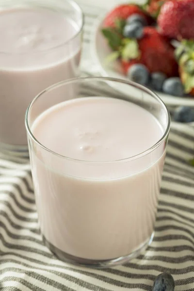 Gezonde organische drinkbaar yoghurt Berry Kefir — Stockfoto