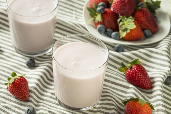 Gesund Bio-Trinkjoghurt Beere Kefir — Stockfoto