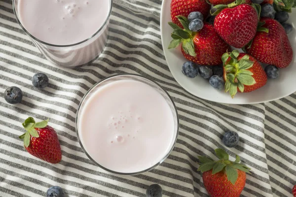 Gezonde organische drinkbaar yoghurt Berry Kefir — Stockfoto