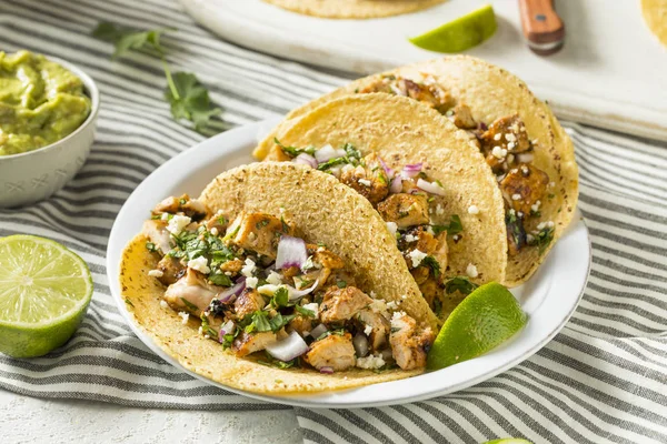 Tacos de frango caseiro com cebola — Fotografia de Stock