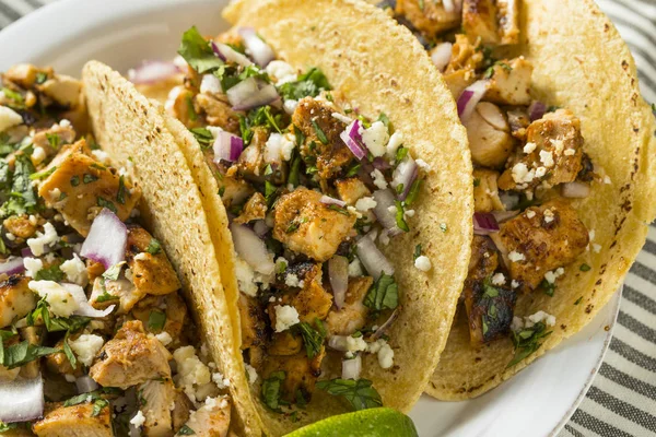 Tacos de poulet maison avec oignon — Photo