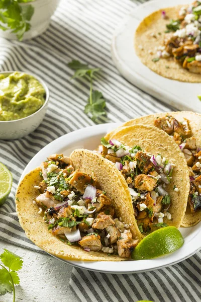 Tacos de frango caseiro com cebola — Fotografia de Stock