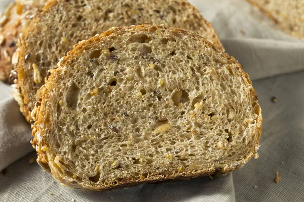 Домашний хлеб из цельной пшеницы — стоковое фото