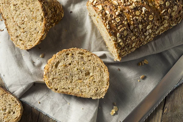 Pão de trigo integral caseiro — Fotografia de Stock