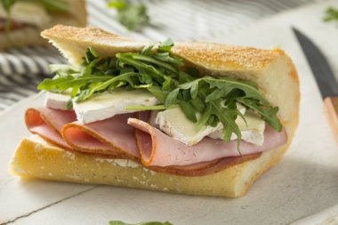 Ev yapımı Fransız jambon ve Brie baget sandviç