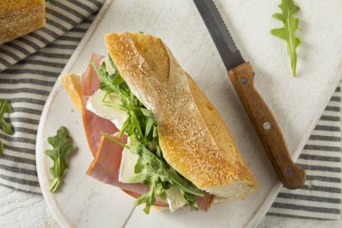 Ev yapımı Fransız jambon ve Brie baget sandviç