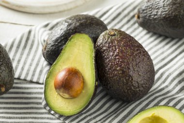 Sağlıklı organik yeşil avokado