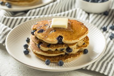 Sağlıklı ev yapımı yaban mersinli krep