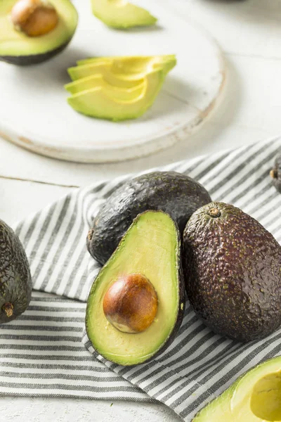 Gezonde biologische groene avocado 's — Stockfoto