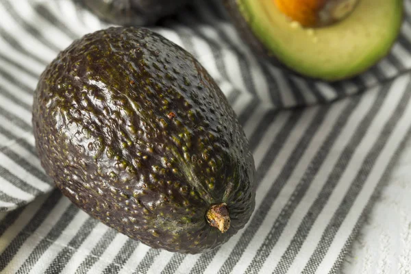 Gezonde biologische groene avocado 's — Stockfoto