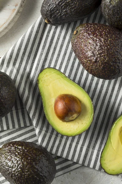 Gezonde biologische groene avocado 's — Stockfoto