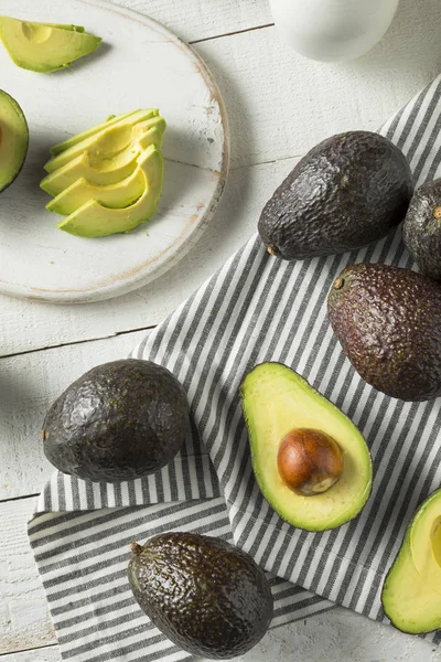 Gezonde biologische groene avocado 's — Stockfoto