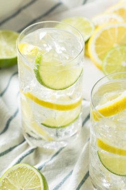 Ev yapımı limon ve kireç suyu