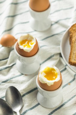 Ev yapımı yumuşak haşlanmış yumurta bir fincan
