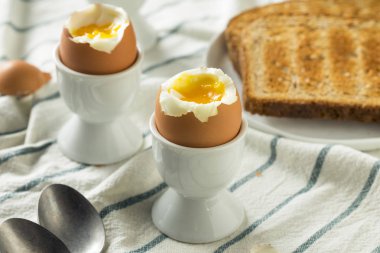 Ev yapımı yumuşak haşlanmış yumurta bir fincan