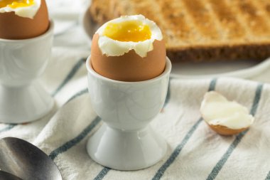 Ev yapımı yumuşak haşlanmış yumurta bir fincan