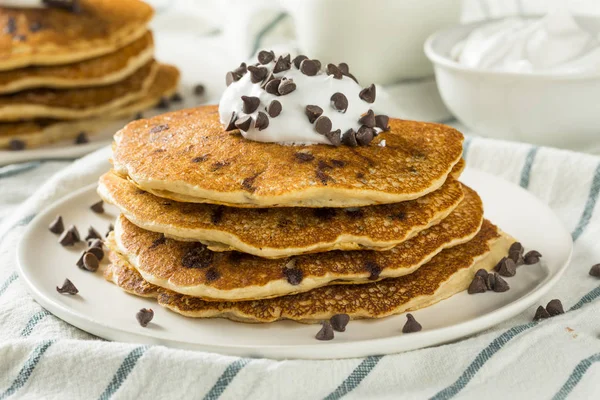 Hausgemachte Pfannkuchen mit Schokoladenchips — Stockfoto