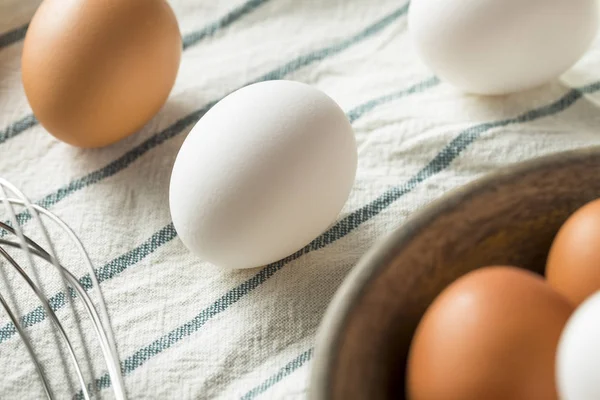 Käfigfreie weiße und braune Bio-Eier — Stockfoto