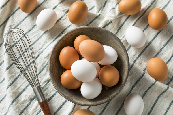 Cage gratis ekologiska vita och bruna ägg — Stockfoto