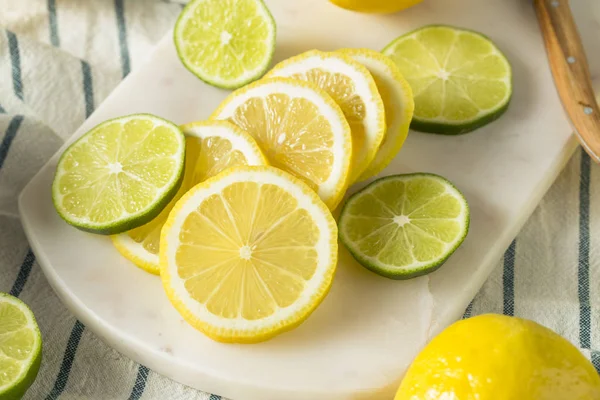 Limones y limones orgánicos crudos — Foto de Stock