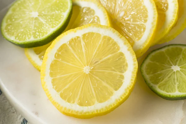 Limones y limones orgánicos crudos —  Fotos de Stock