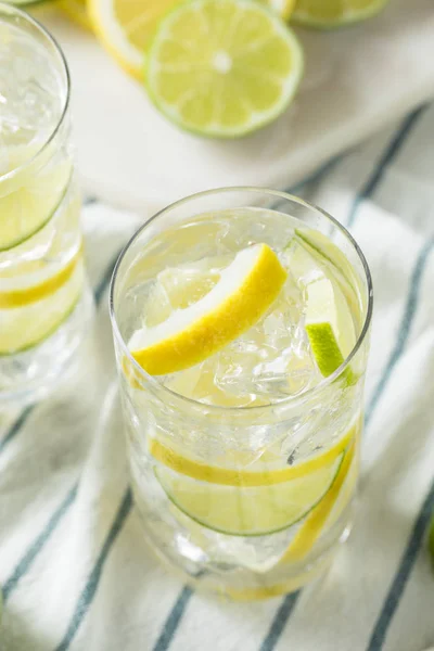 Limón casero y agua de cal — Foto de Stock