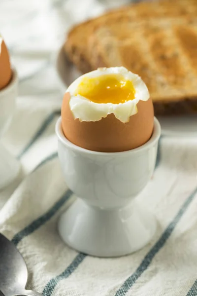 自制的软煮蛋在杯子里 — 图库照片