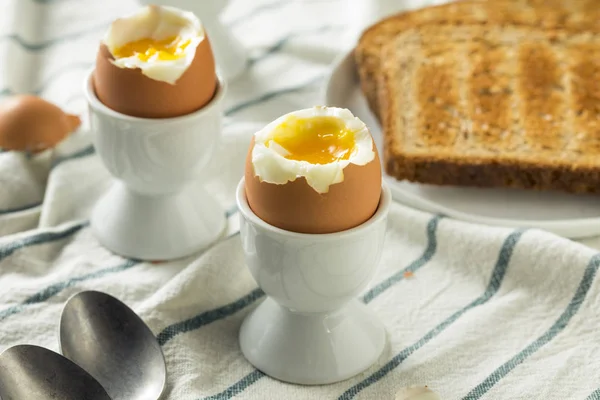 Hausgemachtes weich gekochtes Ei in einer Tasse — Stockfoto