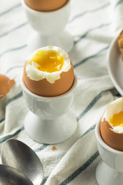 Fatto in casa morbido uovo sodo in una tazza — Foto Stock