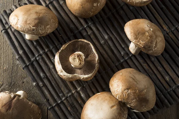 Rauwe biologische Portobello champignons — Stockfoto