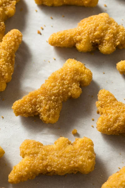 Pepite di pollo a forma di dinosauro per bambini — Foto Stock