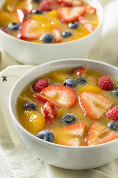 Сладкий домашний клубничный фруктовый суп — стоковое фото