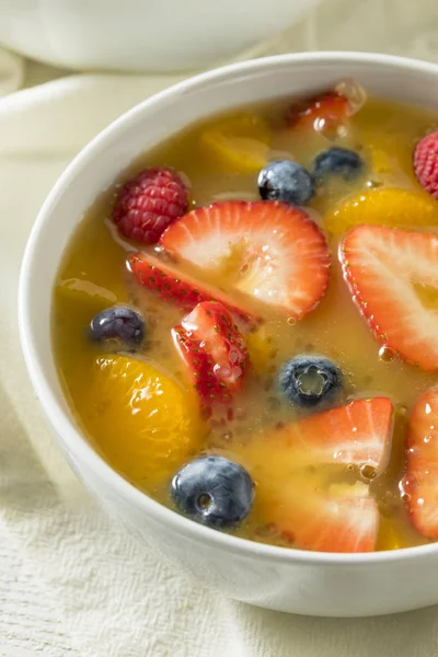 Сладкий домашний клубничный фруктовый суп — стоковое фото