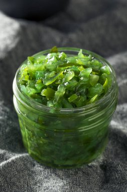 Neon yeşil Chicago Style çeşni turşu