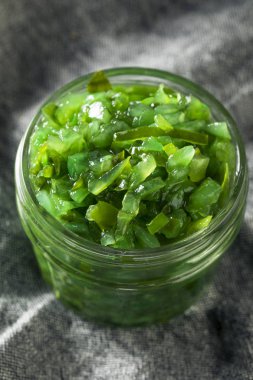 Neon yeşil Chicago Style çeşni turşu