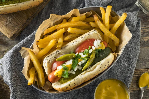Domowe Chicago Style Hot Dog z musztardą — Zdjęcie stockowe