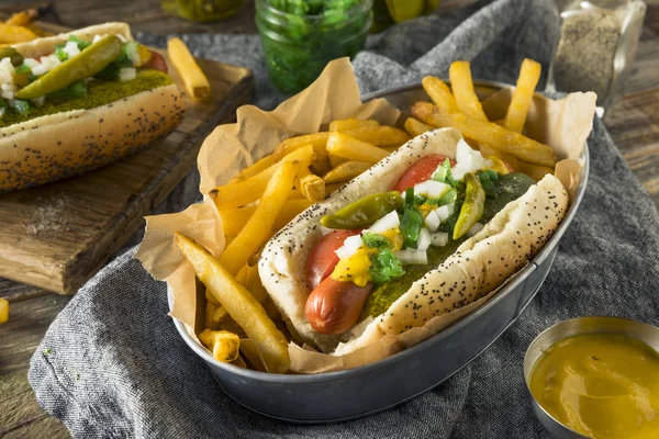 Zelfgemaakte Chicago stijl hotdog met mosterd — Stockfoto