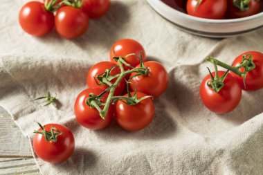 Kırmızı organik çiğ domates