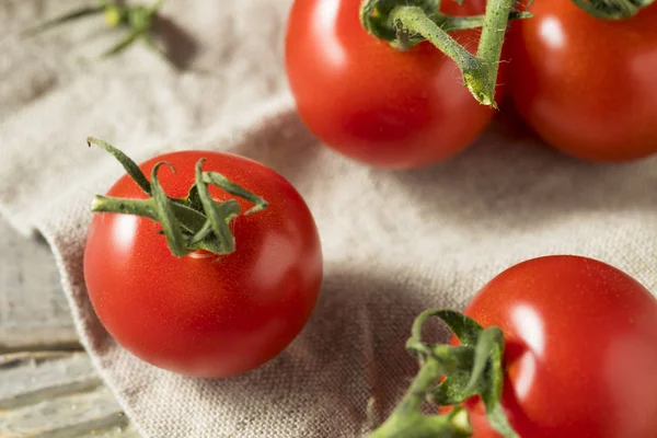 Rode biologische rauwe tomaten — Stockfoto