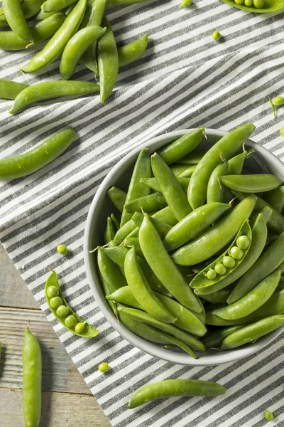 Rohe grüne Bio-Erbsen — Stockfoto