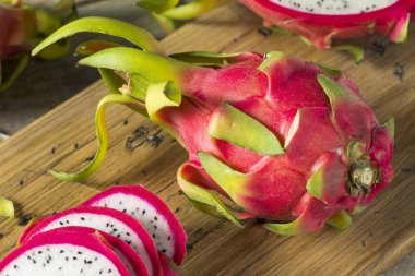 Çiğ kırmızı organik Dragon meyve