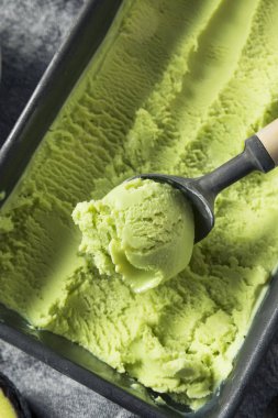 Ev yapımı yeşil organik avokado dondurma